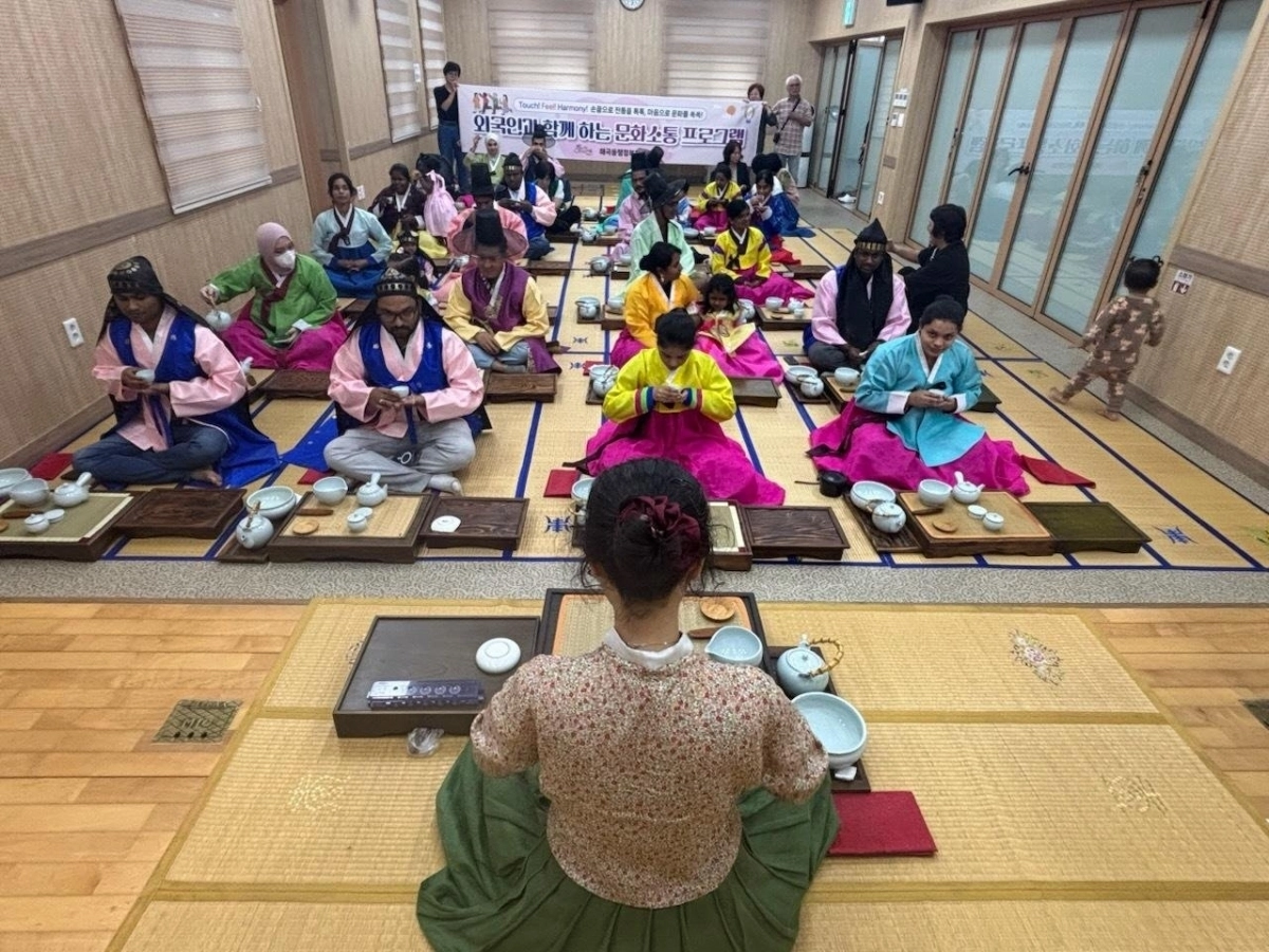 순천시 선비문화체험관에서 매곡동 거주 외국인 30여명이 다도 등의 한국 전통문화를 체험하고 있다.