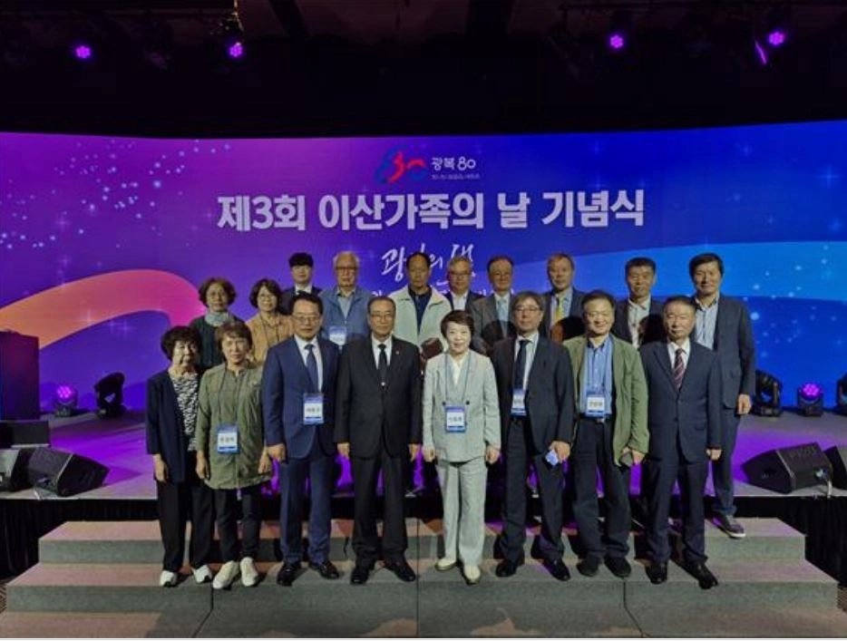 지난 3일 광화문광장에서 열린 서울시 제3회 이산가족의 날 기념식에 참석한 신동원 의원(앞줄 오른쪽에서 네 번째)