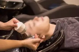 “미용실서 머리 감으며 힐링?” 생명 위협할 수도…‘이것’ 유발 가능성