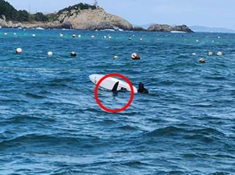 10일 오후 부산 앞바다에서 수상레저하다  양식장 줄에 걸려 표류하던 50대 남성. 사진 제공 부산해양경찰서