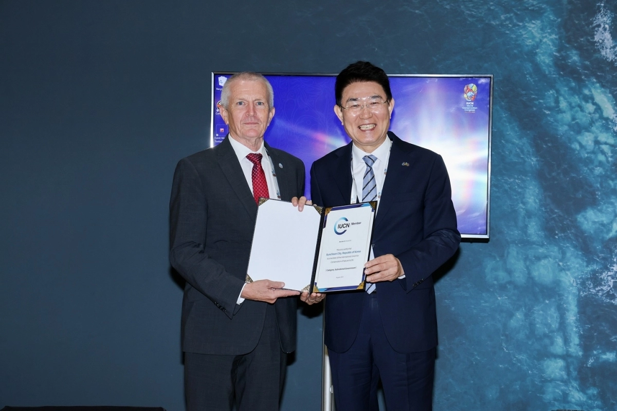 지난 9일 아랍에미리트 아부다비에서 스튜어트 매기니스 IUCN 부사무총장이 노관규 시장에게 IUCN 가입증서를 전달하고 있다.