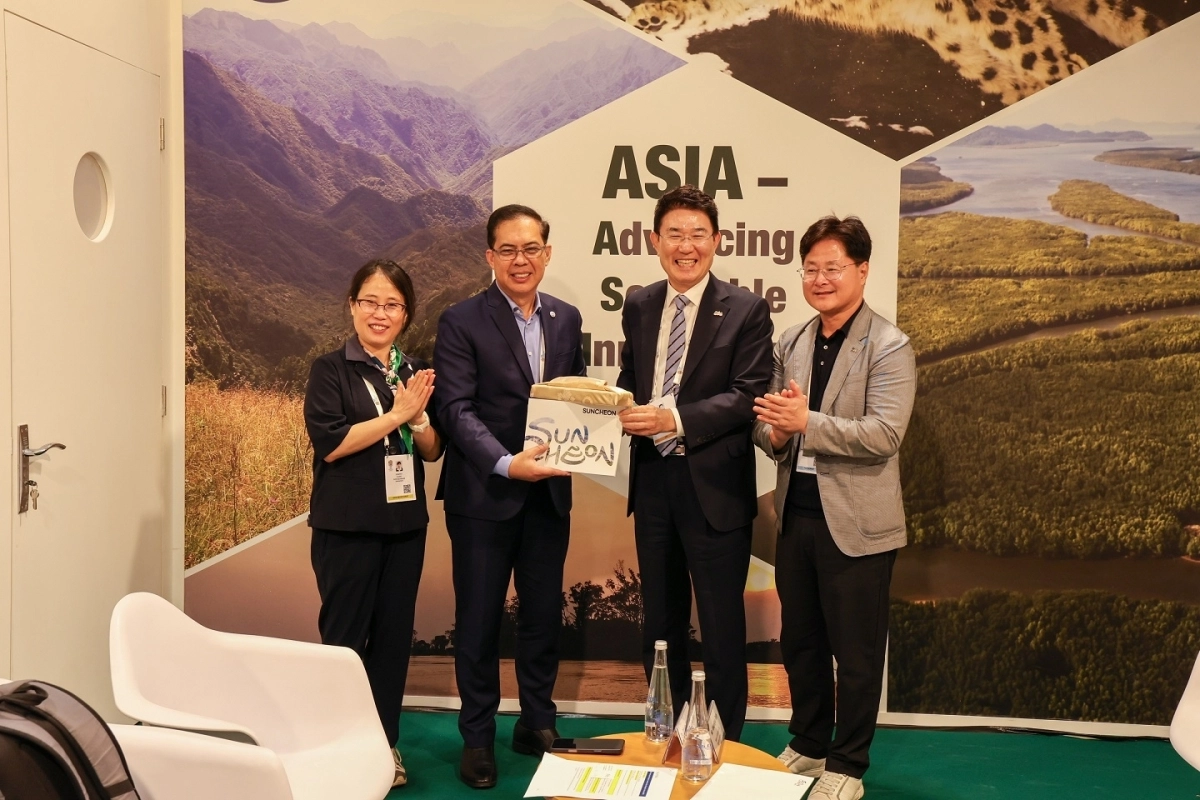 지난 9일 아랍에미리트 아부다비에서 노관규 시장이 딘도 캄필란 IUCN 아시아지역 책임자와 양자회담 후 기념사진을 촬영하고 있다. 왼쪽부터 정선화 정부협력관, 딘도 캄필란 IUCN 아시아지역책임자, 노관규 시장, 황태주 시 전략기획국장.