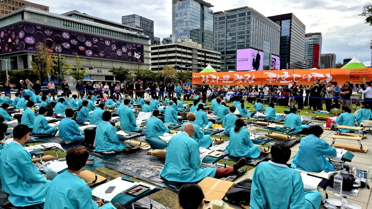 지난 9일 한글날을 맞아 서울 광화문광장에서 열린 ‘제16회 광화문광장 휘호대회’ 참가자들의 모습.