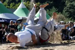[포토] “으랏차차” 스님들의 모래 위 한판 승부