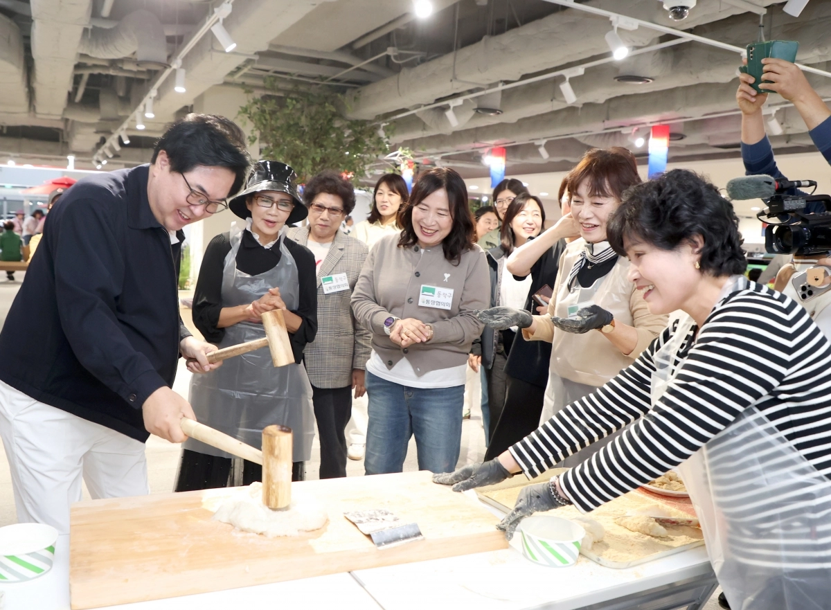 박일하(왼쪽) 서울 동작구청장이 지난 8일 구청 신청사 지하에서 주민들과 함께 인절미를 만들고 있다. 동작구 제공