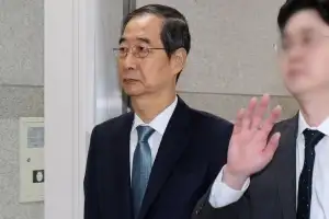 종이 챙기는 한덕수…계엄 당일 대통령실 CCTV 공개된다