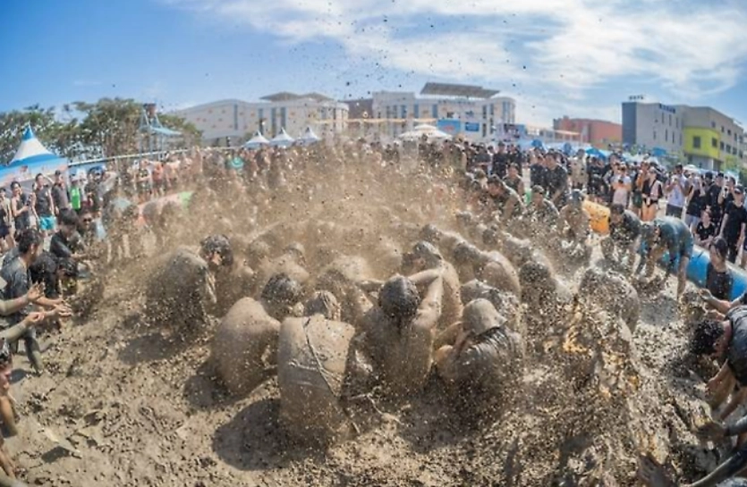 충남 보령 머드 축제 참가자들이 머드 체험행사를 즐기고 있다. 서울신문DB