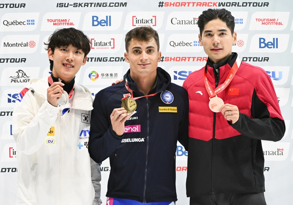 한국 쇼트트랙 국가대표 임종언이 13일(한국시간) 캐나다 퀘벡주 몬트리올 모리스 리처드 아레나에서 열린 2025~26 국제빙상경기연맹(ISU) 쇼트트랙 월드투어 1차 남자 1000m에서 은메달을 딴 뒤 1위 피에트로 시겔 등과 기뻐하고 있다. AP 연합뉴스