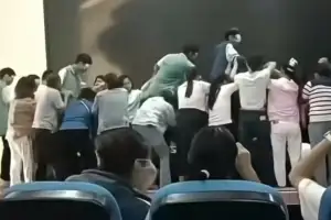 “내가 밟은 게 엄마라고?”…눈 가린 학생에 ‘사람 다리’ 건너게 한 中학교