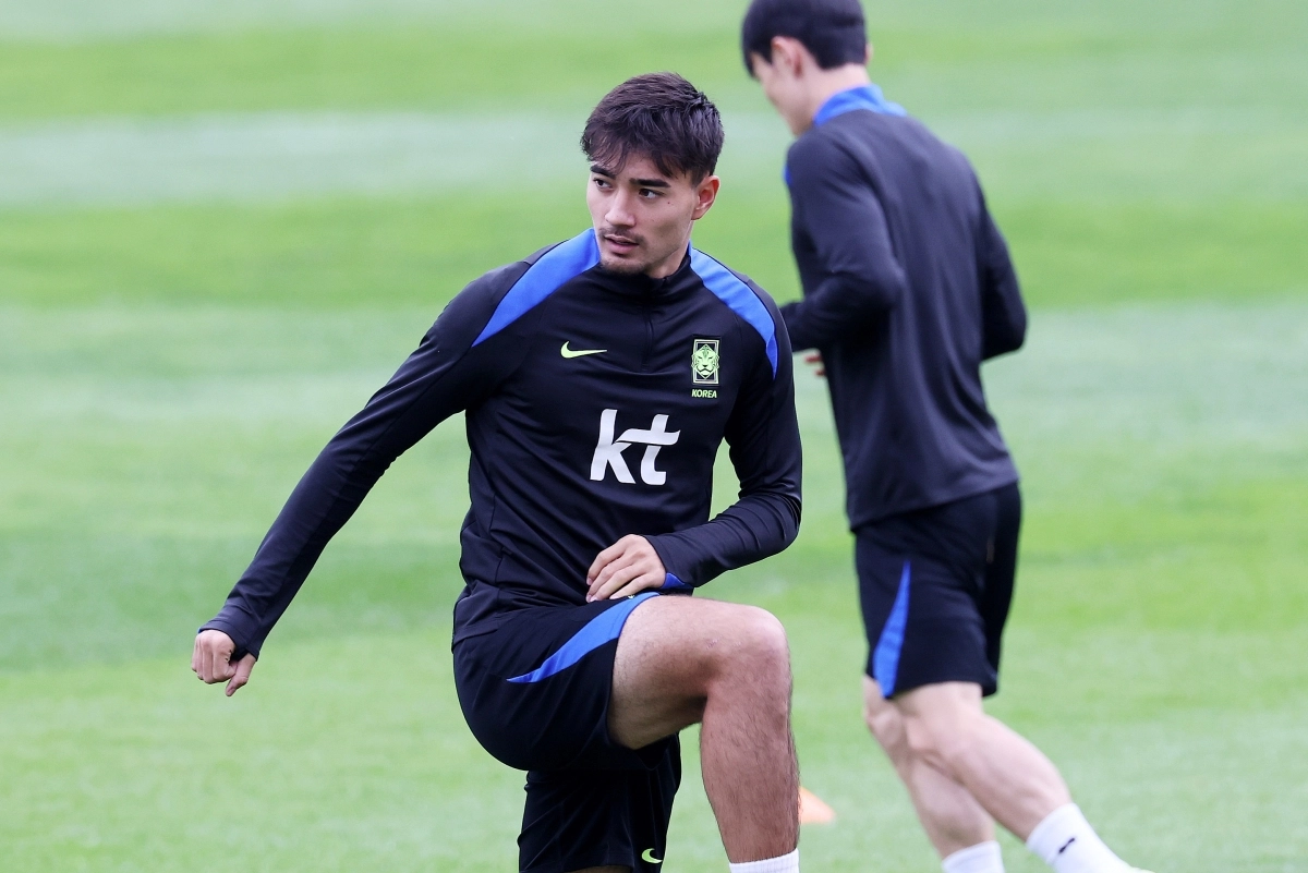한국 축구 국가대표 옌스 카스트로프가 12일 고양종합운동장에서 훈련하고 있다. 뉴스1
