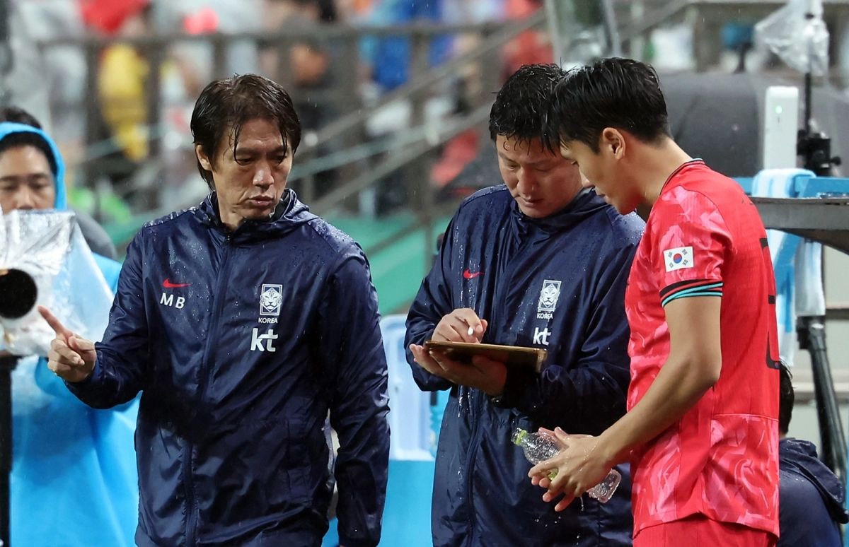 한국 축구 국가대표 원두재가 10일 서울월드컵경기장에서 열린 브라질과의 평가전에서 후반 교체 투입되며 홍명보 감독에게 작전을 지시받고 있다. 뉴스1