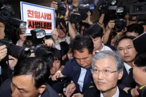 [포토] 법사위 나서며 항의 받는 조희대 대법원장