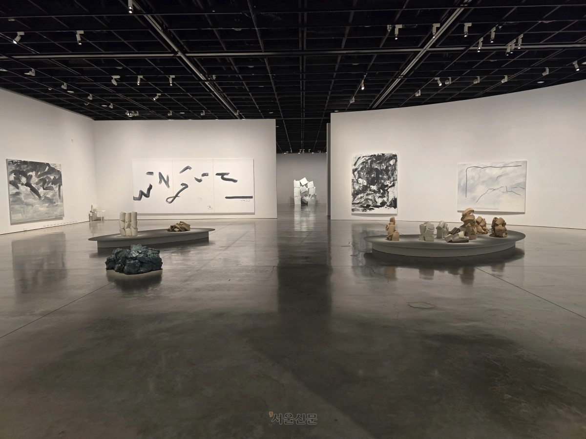 대구미술관에서 열리고 있는 이강소 작가의 회고전 ‘곡수지유’의 전경. 가운데 놓인 조각들은 자연 질료와 기운을 받아들이는 방식을 택한 작품이다. 대구 윤수경 기자