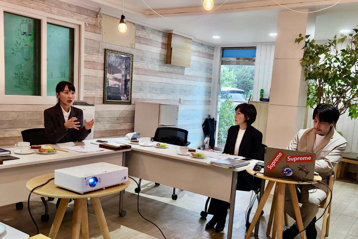 이인애 의원이 13일 파주시에 위치한 ‘평화원’에서 시설 운영 현황과 지붕 개보수 등 기능보강 사업 추진 계획을 청취하며 관계자들과 간담회를 진행하고 있다. (사진=경기도의회)