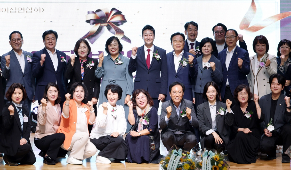 2025년 시흥 보육인의 날 기념식에서 김진경 의장이 내빈 및 보육 관계자들과 함께 기념촬영을 하고 있다. (사진=경기도의회)