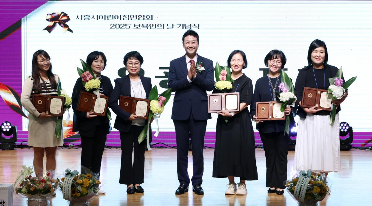 김진경 의장이 보육 발전에 기여한 유공자들에게 의장 표창을 수여하고 축하를 전하고 있다. (사진=경기도의회)