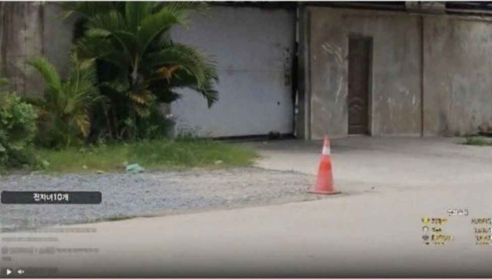 캄보디아 프놈펜의 우범지역 중 한 곳인 원구단지를 찾아 생방송을 진행한 인터넷방송인(BJ)이 원구단지의 한 건물 주변을 돌아보던 중 건물의 철문이 열리고 누군가가 BJ를 지켜보고 있다. 자료 : 온라인 커뮤니티