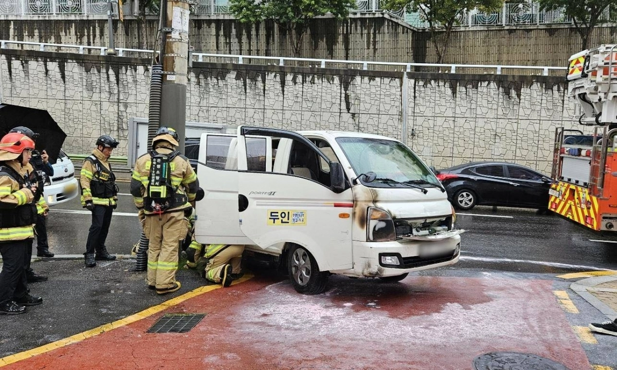 지난 10일 봉산터널 인근에서 발생한 차량 화재 당시 사진. 은평구 제공