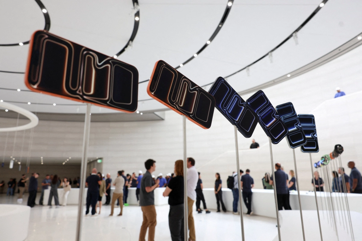 지난 9일 미국 캘리포니아 쿠퍼티노의 스티브 잡스 극장에서 열린 애플 이벤트에 아이폰들이 전시되어 있다. 쿠퍼티노 로이터 연합뉴스