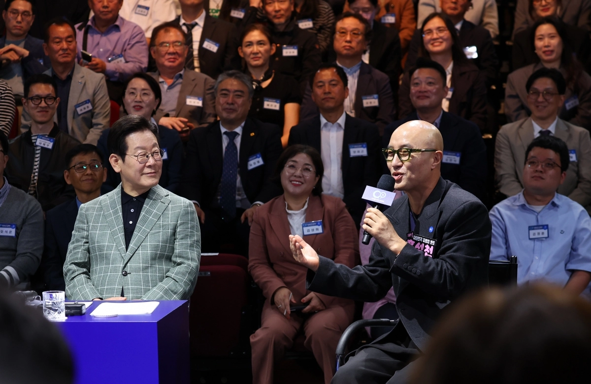 간담회 발언 듣는 이재명 대통령