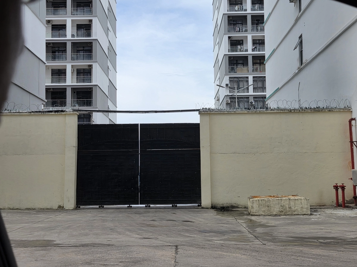 돌담 위에 설치한 철조망과 깨진 유리조각