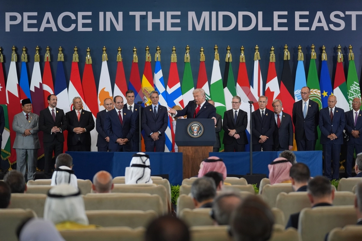 도널드 트럼프 미국 대통령이 지난 13일(현지시간) 이집트 샤름 엘 셰이크에서 열린 ‘가자지구 평화를 위한 정상회의’에서 각국 정상들이 지켜보는 가운데 연설하고 있다. 2025.10.14 AP 연합뉴스