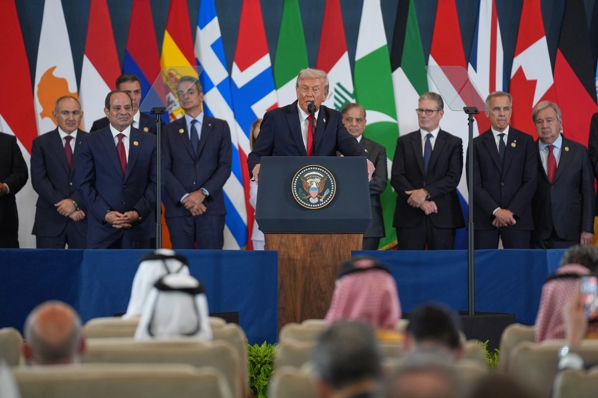 도널드 트럼프 미국 대통령이 지난 13일(현지시간) 이집트 샤름 엘 셰이크에서 열린 ‘가자지구 평화를 위한 정상회의’에서 각국 정상들이 지켜보는 가운데 연설하고 있다. 2025.10.14 AP 연합뉴스