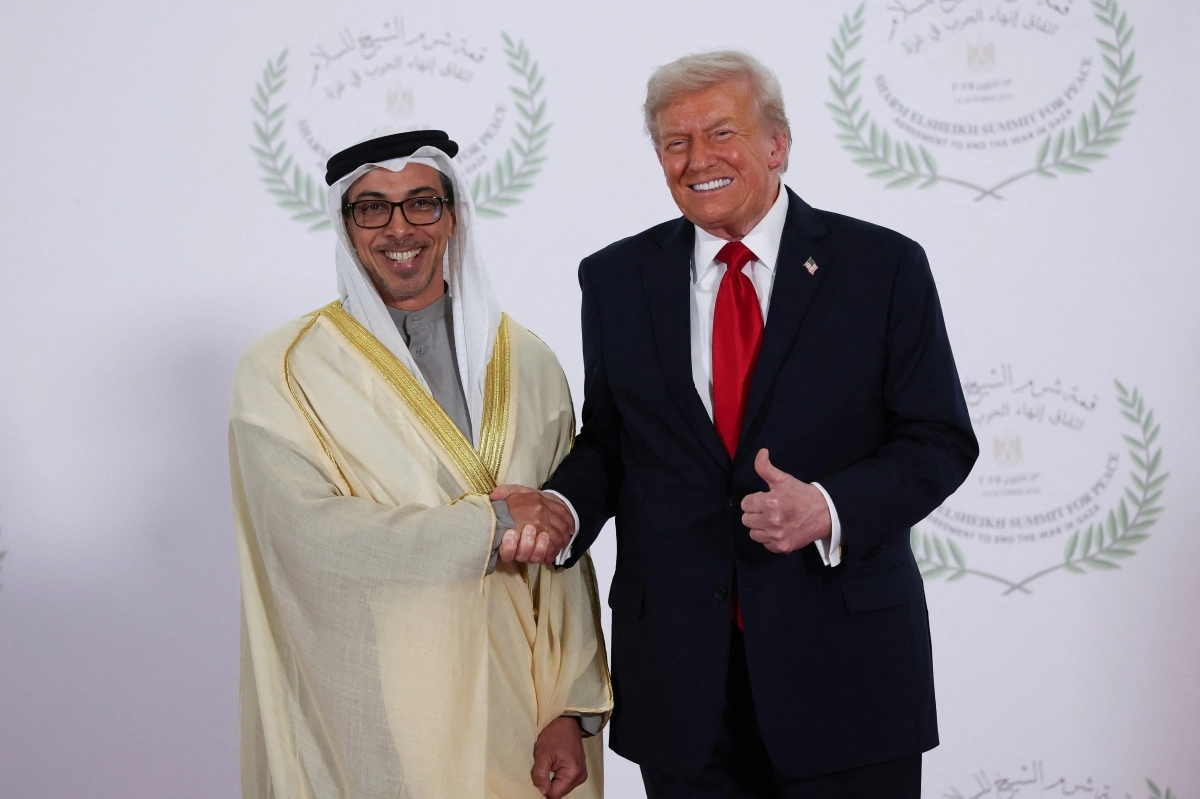 2025년 10월 13일 이집트 샤름 엘 셰이크에서 열린 가자지구 전쟁 종식을 위한 세계 지도자 정상회의에서 도널드 트럼프 미국 대통령과 셰이크 만수르 빈 자예드 알 나얀 아랍에미리트 부통령 겸 부총리가 사진 촬영을 위해 악수하고 있다. 2025.10.14 로이터 연합뉴스