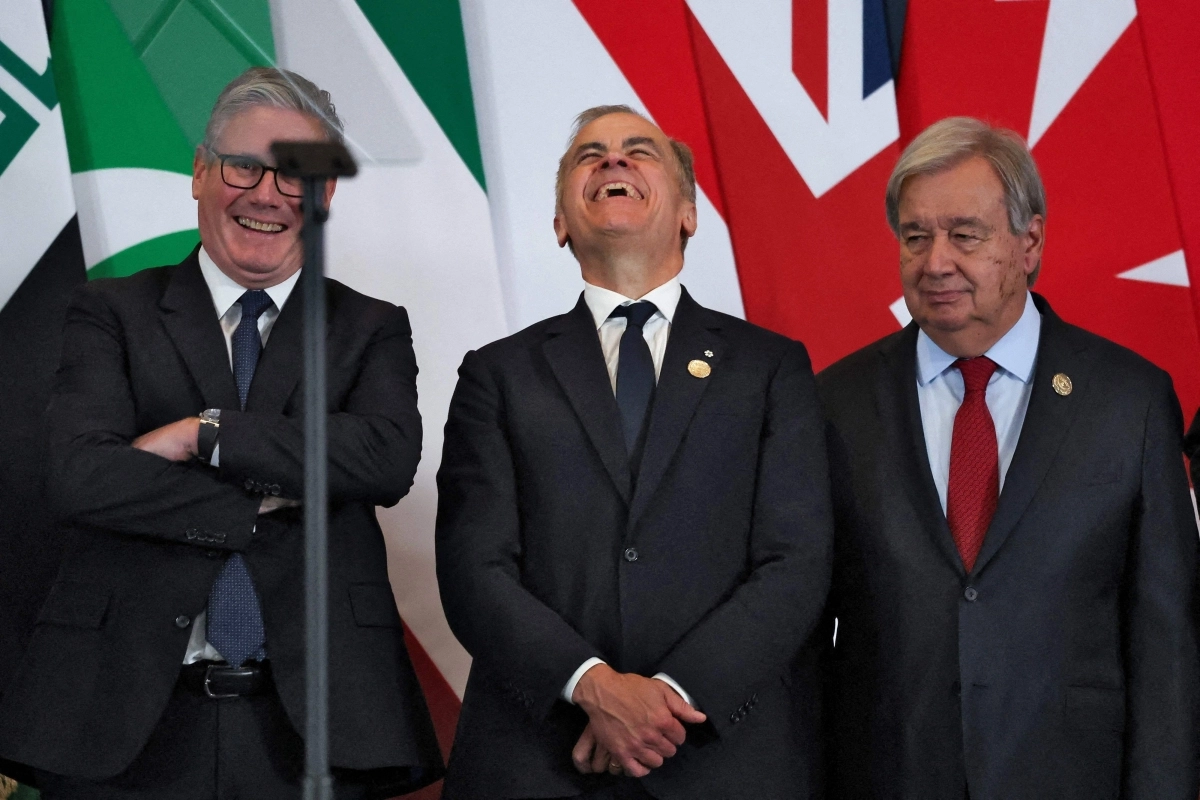 2025년 10월 13일 샤름 엘셰이크에서 열린 가자 정상회담이 끝난 후 영국 총리 키어 스타머, 캐나다 총리 마크 카니, 유엔(UN) 사무총장 안토니오 구테흐스가 웃고 있다. 2025.10.14 AFP 연합뉴스