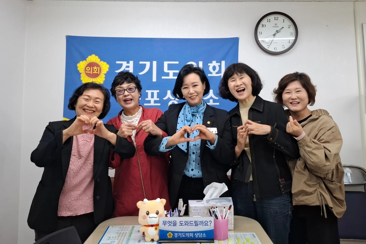 정윤경 부의장이 10월 13일 경기도의회 군포상담소에서 군포시 아이돌봄 종사자들과 정담회를 열고 처우 개선 과제와 현장 애로사항을 청취한 뒤 기념촬영을 하고 있다. (사진=경기도의회)