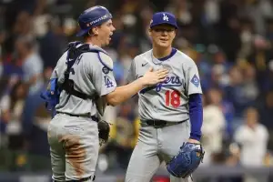 벌랜더 소환한 야마모토, 8년 만에 MLB 가을야구 완투…이제 오타니 차례, 다저스 NLCS 2연승