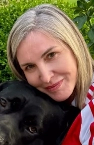 영국 우스터셔 출신의 리 코브(53)는 점심시간에 한 미용클리닉에서 ‘실 리프팅’ 시술을 받았다가 얼굴에 구멍이 뚫리는 끔찍한 경험을 했다. 리 코브 SNS 캡처