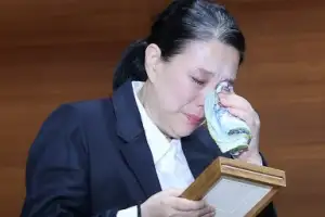 [포토] 고 오요안나 명예사원증 들고 눈물 흘리는 어머니