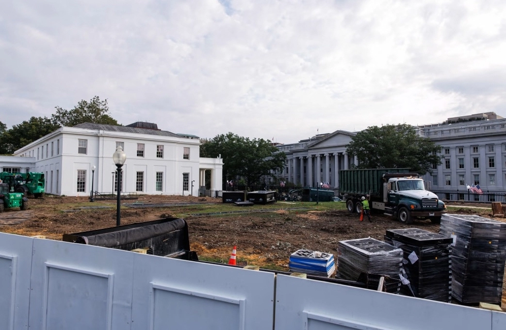 도널드 트럼프 미국 대통령이 자신의 레거시(업적)으로 여기는 백악관 연회장 공사가 한창 진행 중인 모습. WSJ(월스트리트저널) 캡처