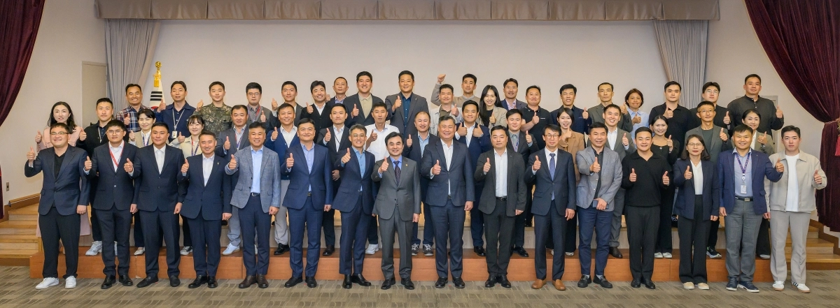 안규백(왼쪽 여덟 번째) 국방부 장관이 16일 서울 용산구 국방컨벤션에서 국군의 날 행사기획단 장병들과 함께 기념사진을 찍고 있다. 2025.10.16 국방부 제공