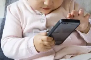 “유아기 때 화면 노출 시간, 초등학교 성적 결정한다”