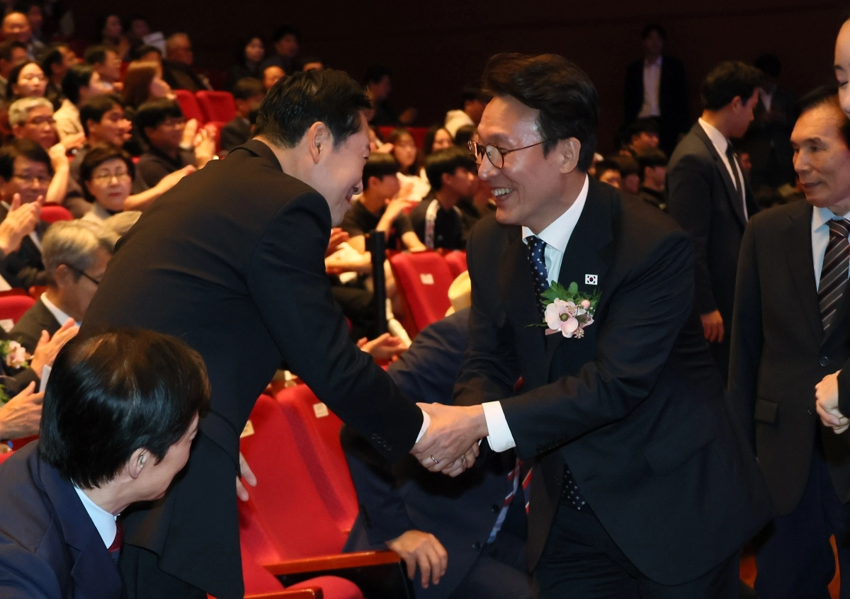 장동혁 대표와 악수하는 김민석 총리