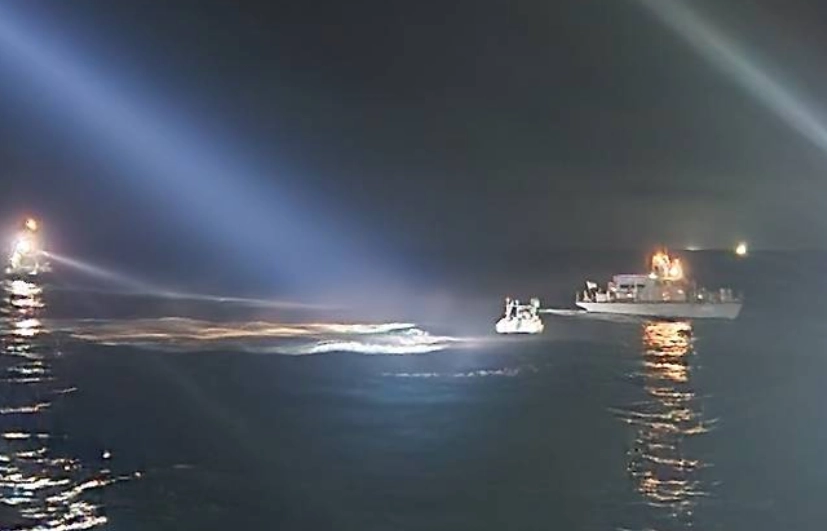 해경과 군이 밀입국 의심 선박을 검거하고 있다. 서울신문DB