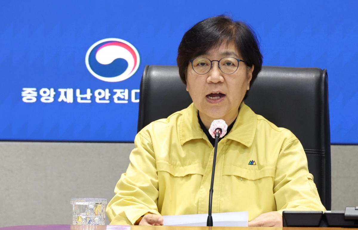 정은경 중앙재난안전대책본부 제1차장(보건복지부 장관)이 17일 오전 서울 종로구 정부서울청사 중앙재난안전상황실 서울상황센터에서 열린 의사 집단행동 중앙재난안전대책본부(중대본) 회의에 참석해 발언하고 있다. 뉴시스