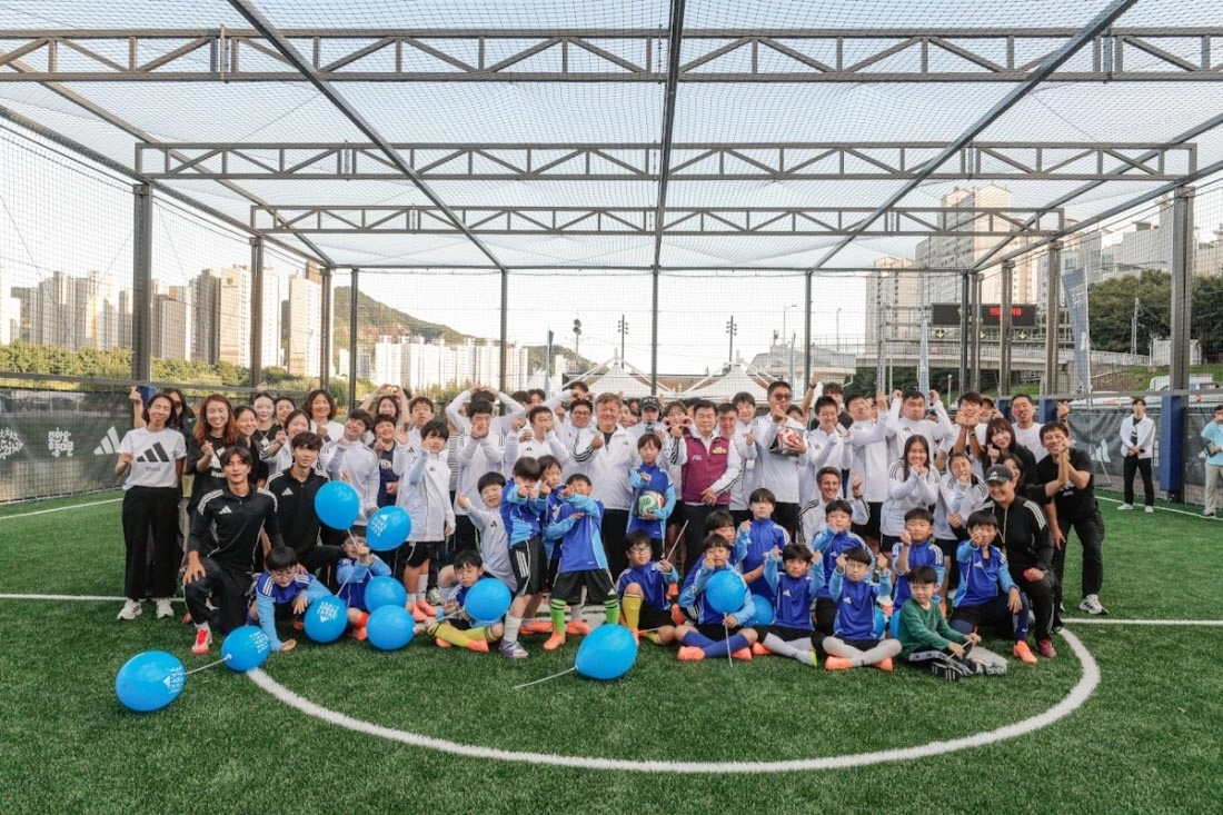 아디다스코리아가 서울시와 함께 ‘서울아 운동하자’ 사회공헌사업의 일환으로 동대문구 휘경2수변공원 풋살장을 재개장했다. 재개장 기념식에서 아디다스코리아 마커스 모렌트 대표, 서울특별시체육회 정규혁 사무처장, 동대문구 이필형 구청장 비롯해 아디다스 임직원, 지역 어린이·장애인 축구팀이 참여해 기념 사진을 찍고 있다.  사진 - 아디다스 제공
