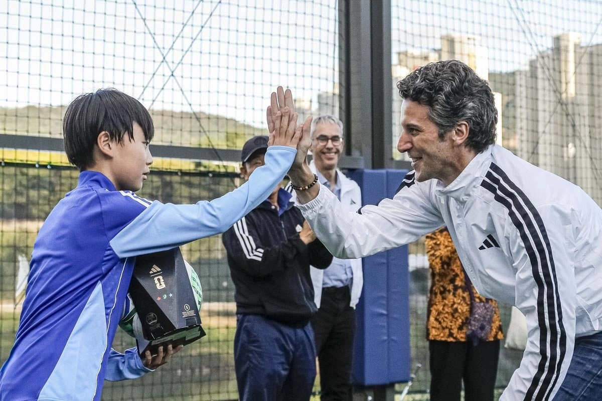 아디다스코리아가 서울시와 함께 ‘서울아 운동하자’ 사회공헌사업의 일환으로 동대문구 휘경2수변공원 풋살장을 새롭게 개보수했다. 재개장 기념식에서는 차범근 축구교실 코치진과 아디다스 임직원 자원봉사자들이 어린이·장애인 참가자들과 함께 풋살 클리닉이 진행됐다. 아디다스코리아 마커스 모렌트 대표가 참가자들을 응원하고 있다. 사진- 아디다스 제공