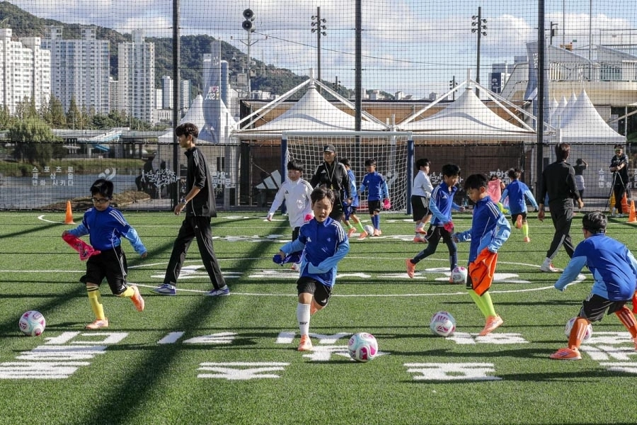 아디다스코리아가 서울시와 함께 ‘서울아 운동하자’ 사회공헌사업의 일환으로 동대문구 휘경2수변공원 풋살장을 새롭게 개보수했다. 재개장 기념식에서 아디다스코리아 마커스 모렌트 대표와 어린이·장애인 참가자들이 함께 풋살 클리닉을 진행하고 있다. 사진  - 아디다스 제공