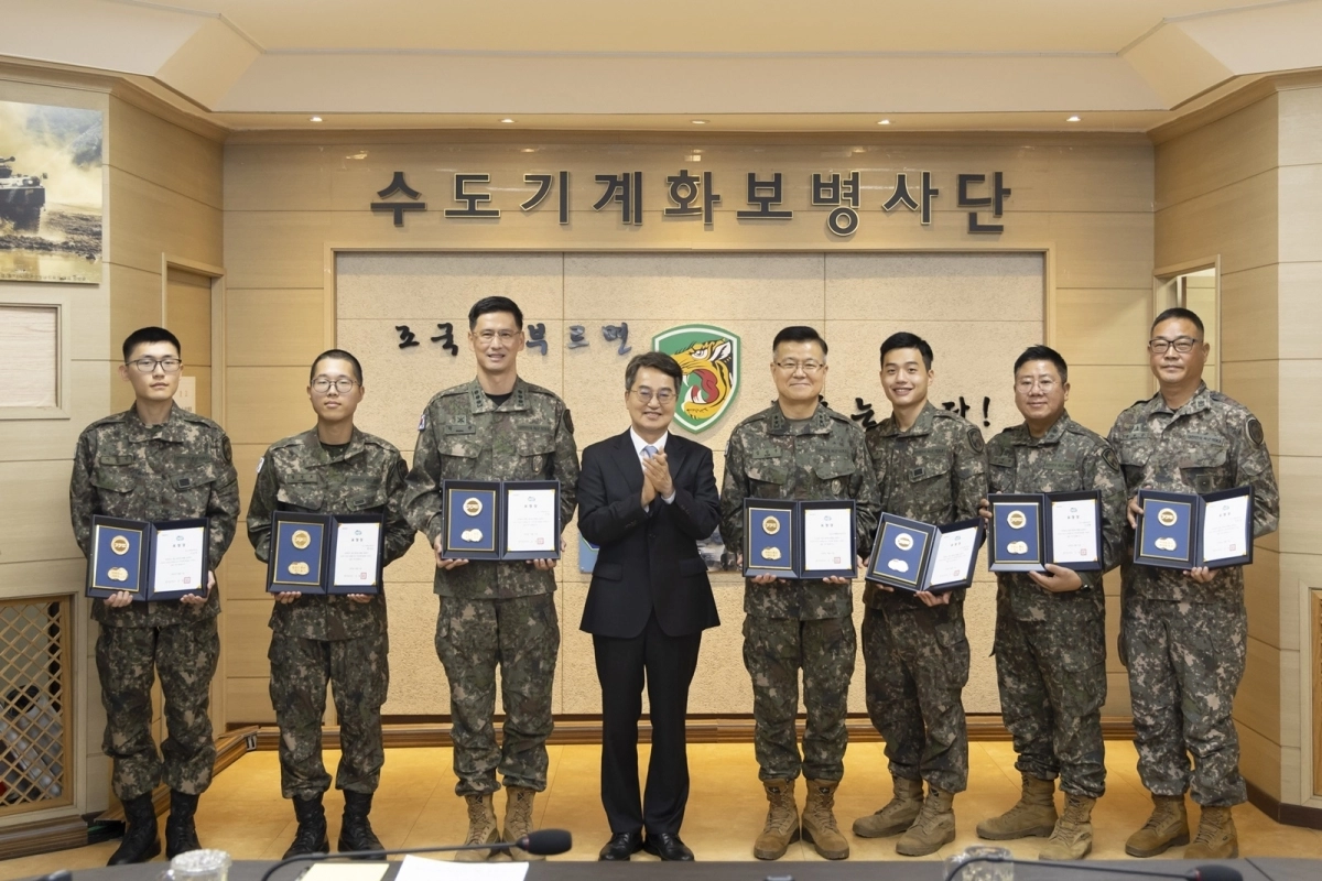 17일 김동연 경기지사가 가평 수도기계화보병사단에서 지난여름 수해복구에 기여한 부대 및 유공자 6명을 표창하고 기념 촬영을 하고 있다. (경기도 제공)