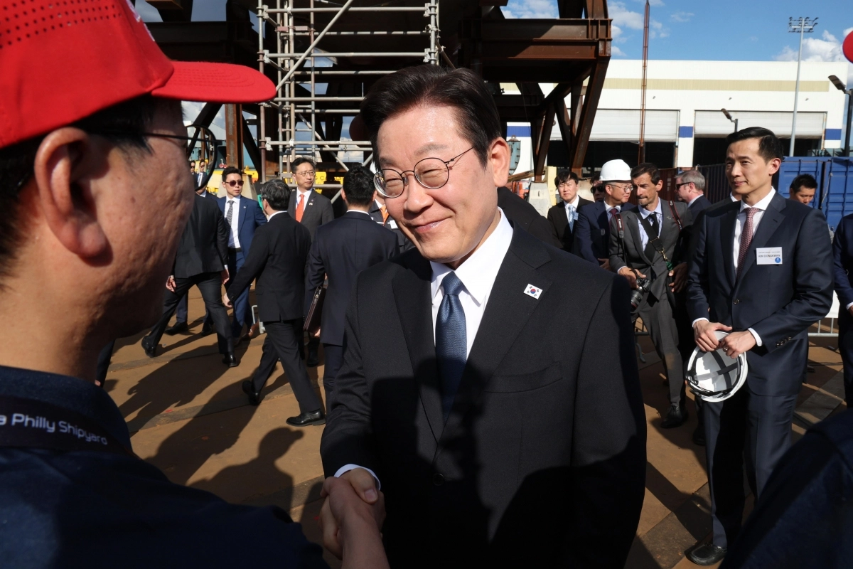 이재명 대통령이 26일(현지시간) 미국 필라델피아의 한화 필리조선소를 찾아 직원들을 격려하고 있다. 2025.8.27 필라델피아 연합뉴스