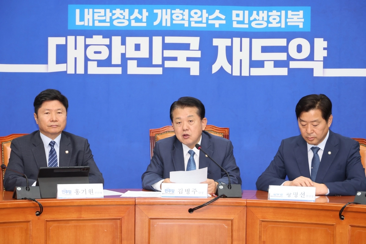 캄보디아 현지 활동성과 브리핑하는 김병주 단장