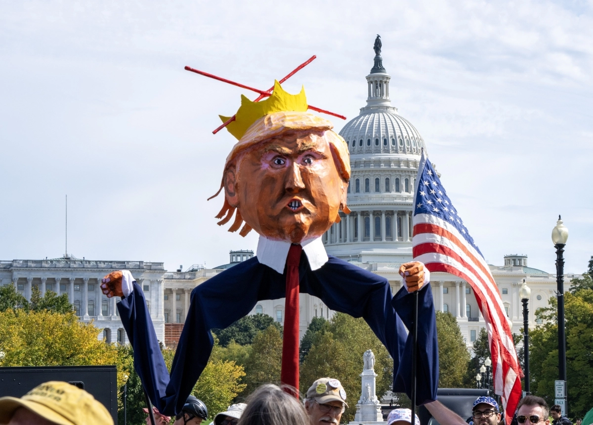 18일(현지시간) 미국 워싱턴D.C. 국회의사당 근처에서 도널드 트럼프 미국 대통령의 정책에 반대하는 ‘노 킹스’(No Kings·왕은 없다) 시위가 벌어지고 있다. 2025.10.18 워싱턴 UPI 연합뉴스