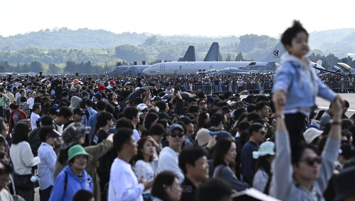 19일 경기 성남시 서울공항에서 열린 서울 국제 항공우주 및 방위산업 전시회(ADEX 2025)를 찾은 수많은 관람객들이 전시를 관람하고 있다. 2025.10.19 이지훈 기자 19일 경기 성남시 서울공항에서 열린 서울 국제 항공우주 및 방위산업 전시회(ADEX 2025)를 찾은 수많은 관람객들이 전시를 관람하고 있다. 2025.10.19 이지훈 기자