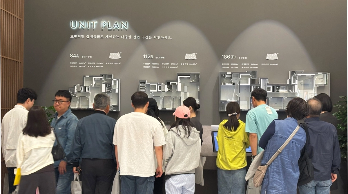 19일 오전 김포시 사우동 475-2 인근에 마련된 김포풍무 호반써밋 견본 주택 내 단지 옵션 키우스크를 관람객들이 살펴보고 있다.