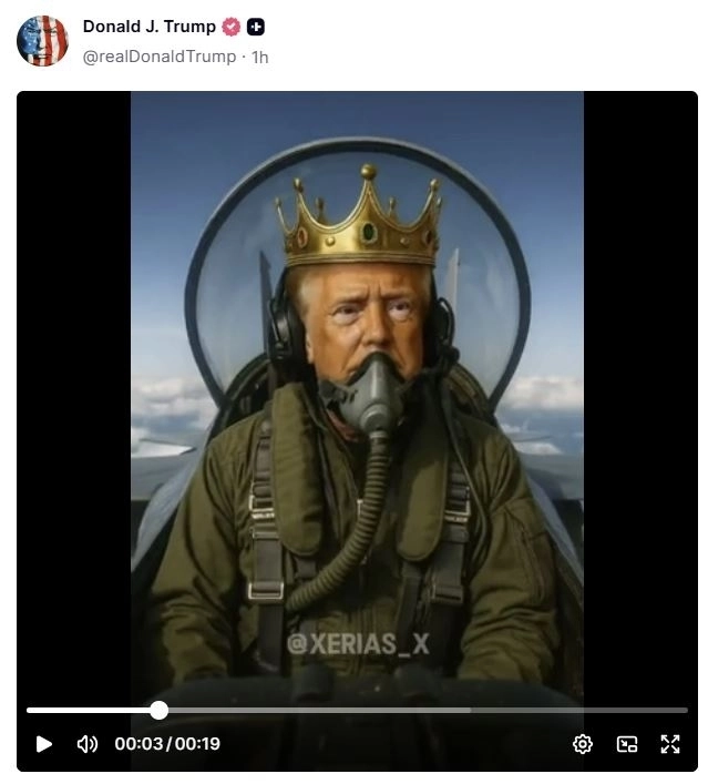 도널드 트럼프 미국 대통령이 왕관을 쓴 채 전투기를 조종하는 모습이 담긴 영상의 한 장면. 트럼프 대통령은 그가 전투기를 몰고 시위대에 오물을 퍼붓는 모습이 담긴 이 20초 분량의 영상을 18일(현지시간) 트루스소셜에 올렸다. 트루스소셜 캡처