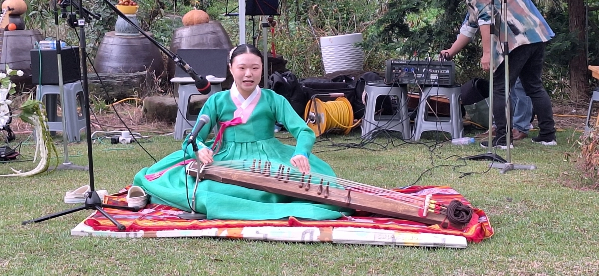 영암 출신 이채은 학생이 가야금을 연주하며 심청가 중 ‘방아타령’을 열창하고 있다.